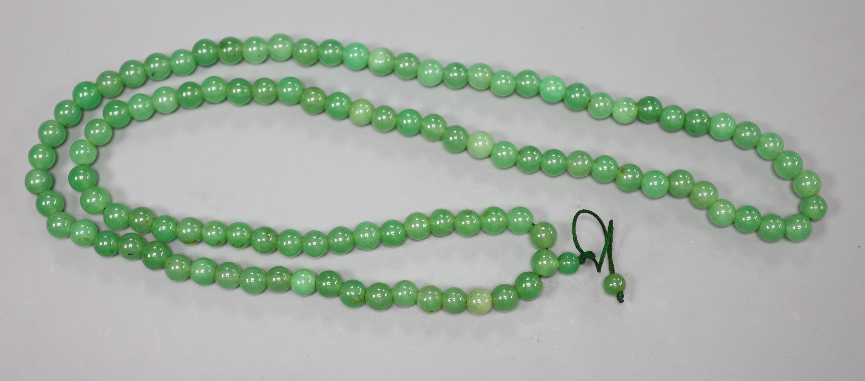 A simulated jade bead necklace, 101cm.